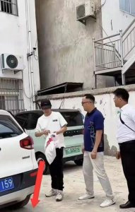​56岁解晓东最新露面！背廉价布袋发型邋遢风光不再