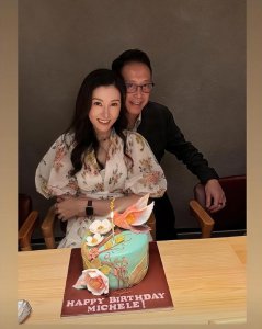 ​61岁许晋亨状态回春，陪李嘉欣庆祝生日，夫妻拥抱合影