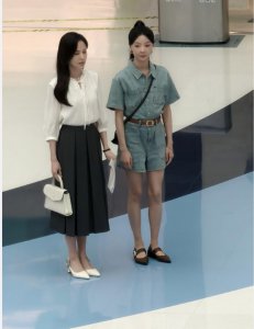 ​偶遇57岁李若彤：身材苗条堪比30岁，黑色百褶裙格外吸睛