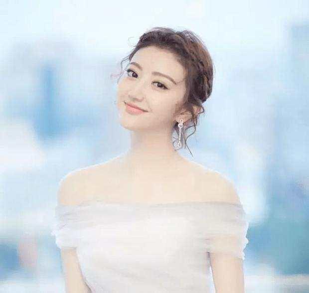 张继科宣布景甜怀孕喜讯, 八月完婚网友齐祝福!