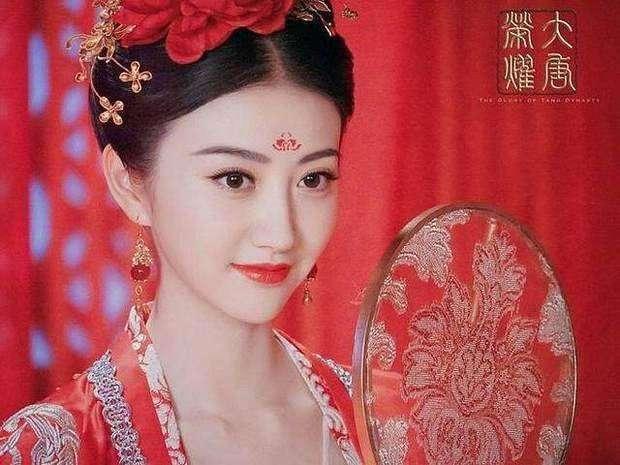 张继科宣布景甜怀孕喜讯, 八月完婚网友齐祝福!