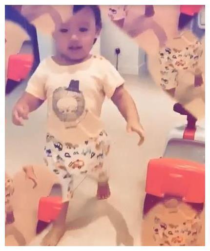 张柏芝小儿子首次露出正脸，黑头发黄皮肤，打脸混血传闻