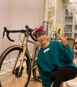 ​张静初大鹏吻戏太投入,牙齿都被磕到了,女方称其“老得劲儿了”