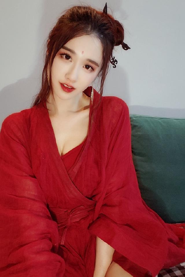 虎牙轩子巨2兔COS东方不败，那一身的大红色是浴袍吗？