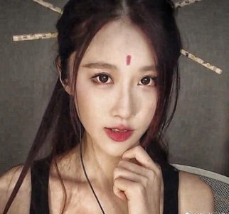 ​虎牙轩子巨2兔COS东方不败，那一身的大红色是浴袍吗？