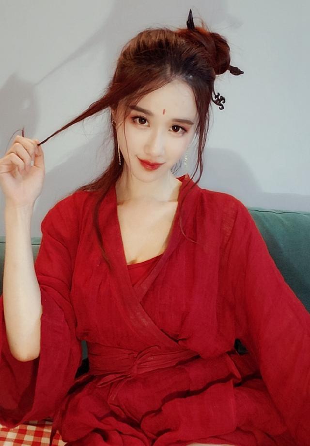 虎牙轩子巨2兔COS东方不败，那一身的大红色是浴袍吗？