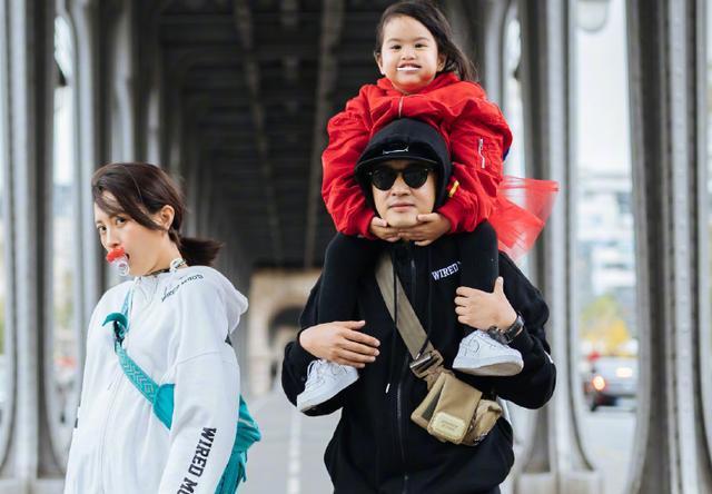 包贝尔女儿3岁了，脸颊圆嘟嘟表情丰富，身穿连衣裙真像童话公主