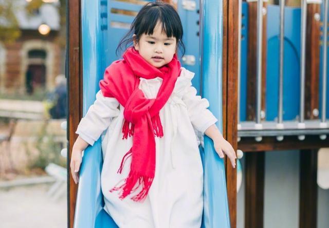 包贝尔女儿3岁了，脸颊圆嘟嘟表情丰富，身穿连衣裙真像童话公主