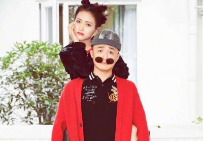 ​包贝尔女儿3岁了，脸颊圆嘟嘟表情丰富，身穿连衣裙真像童话公主