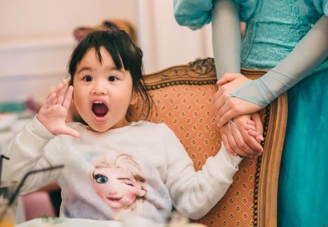 包贝尔女儿3岁了，脸颊圆嘟嘟表情丰富，身穿连衣裙真像童话公主