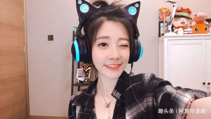 王思聪送16万给冯提莫，却遭吐槽：校长四年前送了5毛2！