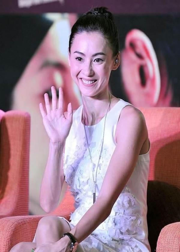 张柏芝深夜突晒“婚纱照”，仰拍角度超美，颜值依旧出众！