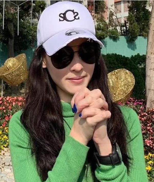 张柏芝深夜突晒“婚纱照”，仰拍角度超美，颜值依旧出众！