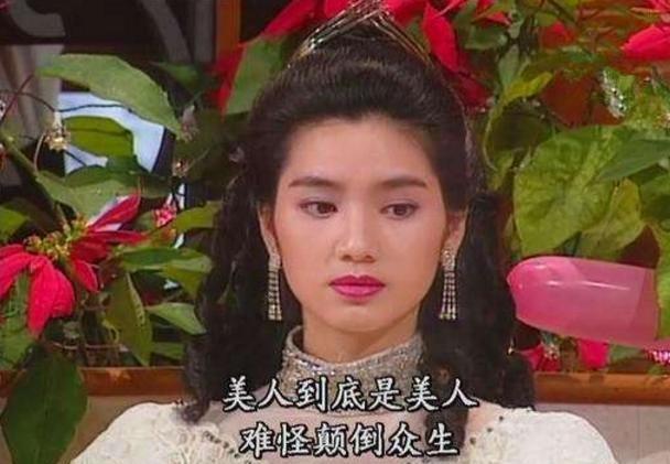 张丹峰最穷时娶了洪欣，多年来洪欣一直节俭持家，毕滢却全身名牌