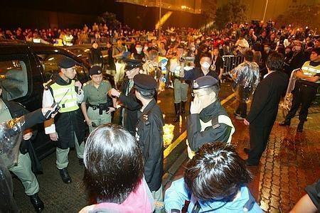 张国荣葬礼直击，明星大咖云集，五万民众送行