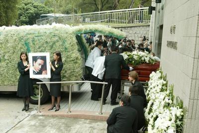 张国荣葬礼直击，明星大咖云集，五万民众送行