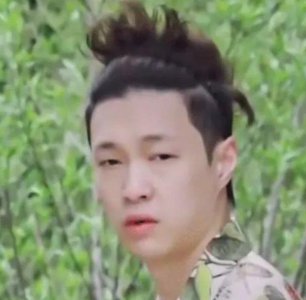 ​张艺兴“起床照”公开,怼脸镜头暴露素颜,这就是当代迷妹的眼光