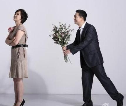 张嘉译隐藏多年的妻子曝光，原来是我们熟悉的她，气质不输孙俪