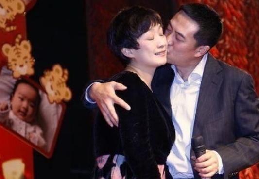张嘉译隐藏多年的妻子曝光，原来是我们熟悉的她，气质不输孙俪