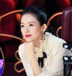 ​章子怡纯素颜露面，40岁的状态很真实，网友：不画眉毛气质差太多