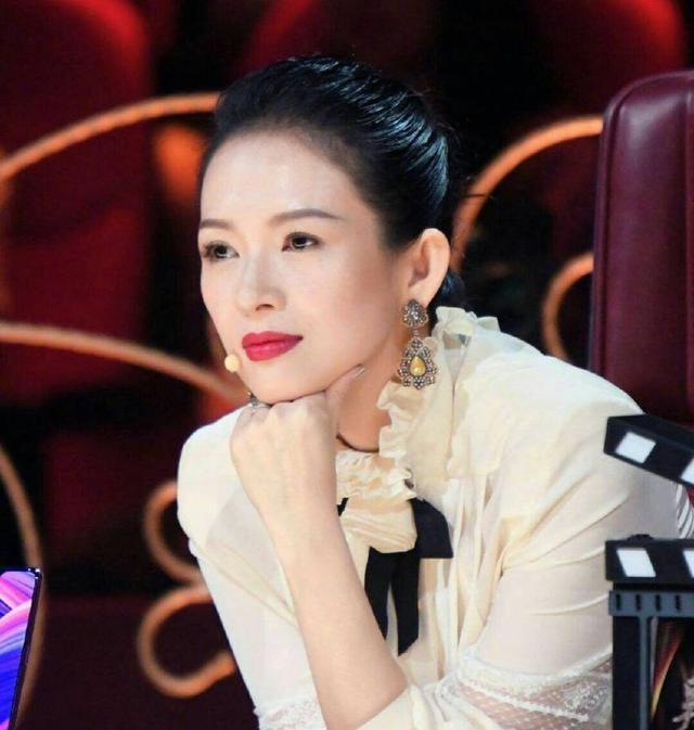 章子怡纯素颜露面，40岁的状态很真实，网友：不画眉毛气质差太多