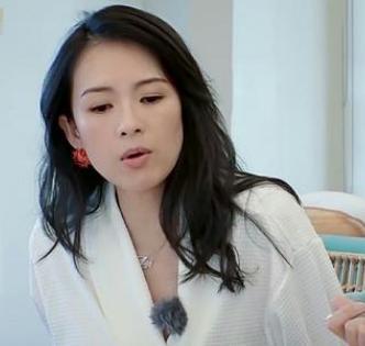 章子怡纯素颜露面，40岁的状态很真实，网友：不画眉毛气质差太多