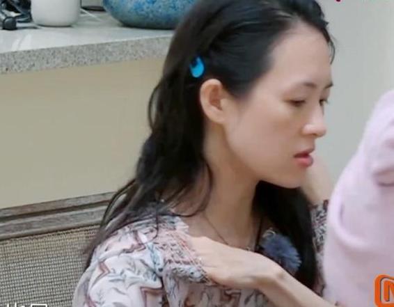 章子怡纯素颜露面，40岁的状态很真实，网友：不画眉毛气质差太多