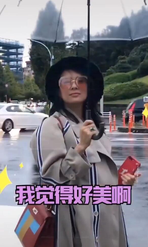 章子怡纯素颜露面，40岁的状态很真实，网友：不画眉毛气质差太多