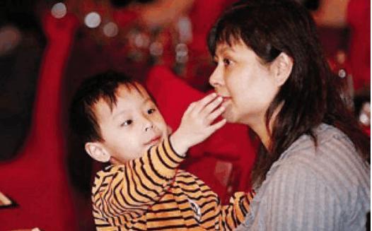 64岁唐国强近照：娶小12岁混血娇妻, 前妻大年三十自杀