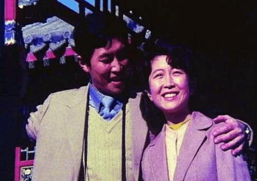 64岁唐国强近照：娶小12岁混血娇妻, 前妻大年三十自杀