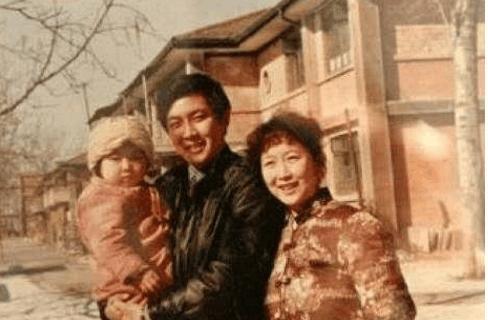 64岁唐国强近照：娶小12岁混血娇妻, 前妻大年三十自杀