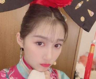 ​关晓彤管她叫妹妹，张雪迎陪她一块逛街喝奶茶，她人缘到底有多好