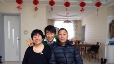 ​王宝强母亲因病去世悲痛出殡，王宝强泣不成声让人心疼