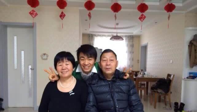 王宝强母亲因病去世悲痛出殡，王宝强泣不成声让人心疼