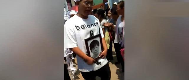 王宝强母亲因病去世悲痛出殡，王宝强泣不成声让人心疼