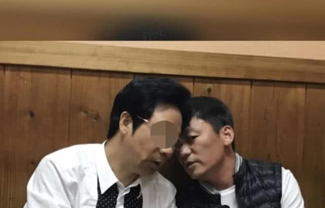 王宝强母亲因病去世悲痛出殡，王宝强泣不成声让人心疼