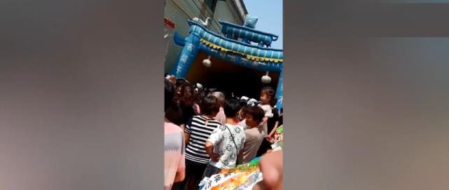王宝强母亲因病去世悲痛出殡，王宝强泣不成声让人心疼