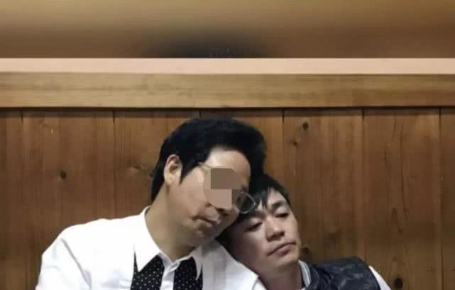 王宝强母亲因病去世悲痛出殡，王宝强泣不成声让人心疼