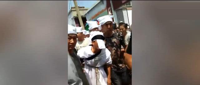 王宝强母亲因病去世悲痛出殡，王宝强泣不成声让人心疼