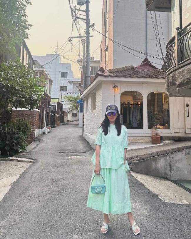 玄彬陪孙艺珍逛街购物 为妻子拍摄游客照