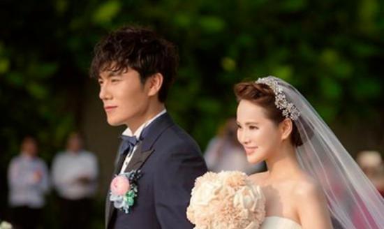秦昊伊能静婚后恩爱，相差10多岁真的是缘分！