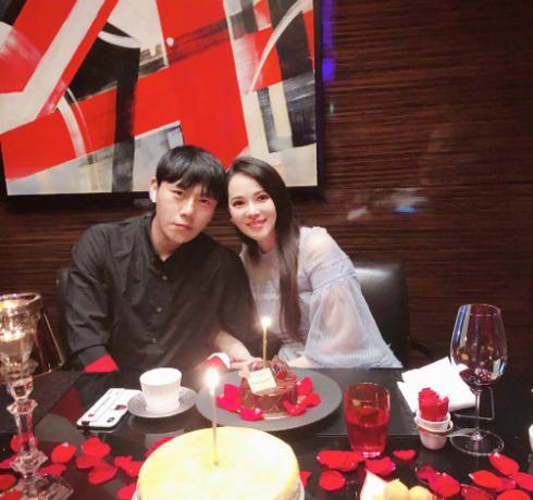 秦昊伊能静婚后恩爱，相差10多岁真的是缘分！