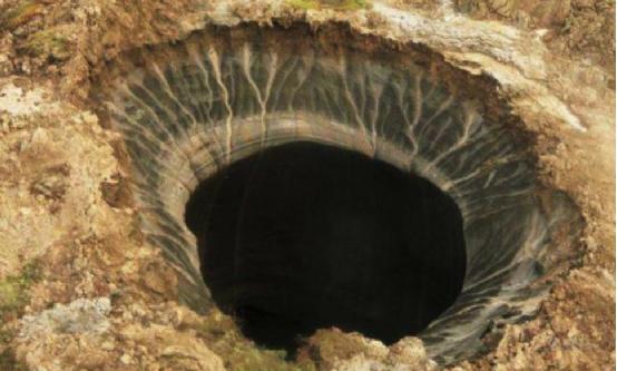 “世界尽头”发生异变，地表出现数个天坑，已牵扯到人类未来