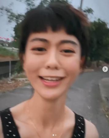 自拍到一半…毛孩突加速跑上前　

白痴公主吓疯脸歪嘴斜