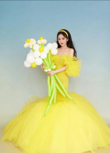 ​被迪丽热巴和杨幂的情谊羡慕住，杨幂鱼尾连衣裙，优雅又高贵