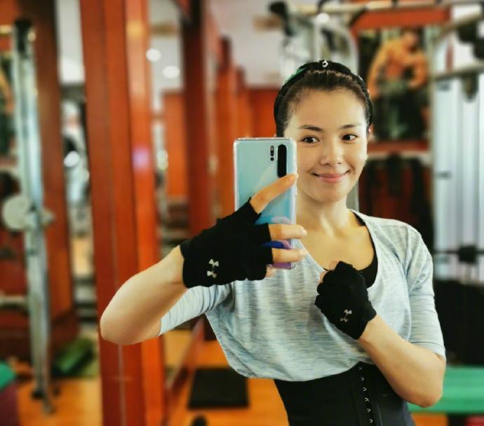 41岁刘涛携一双儿女登封面，儿子帅气但更像妈妈 女儿像爸爸
