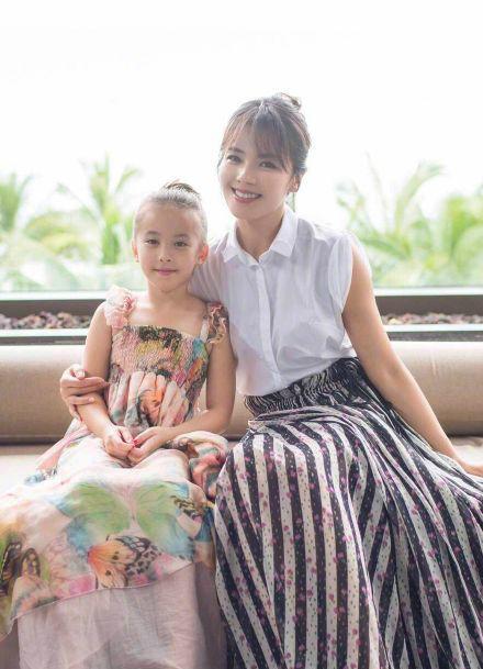 41岁刘涛携一双儿女登封面，儿子帅气但更像妈妈 女儿像爸爸