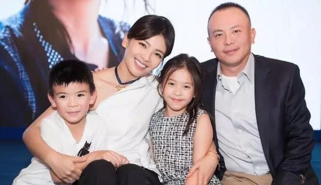 41岁刘涛携一双儿女登封面，儿子帅气但更像妈妈 女儿像爸爸