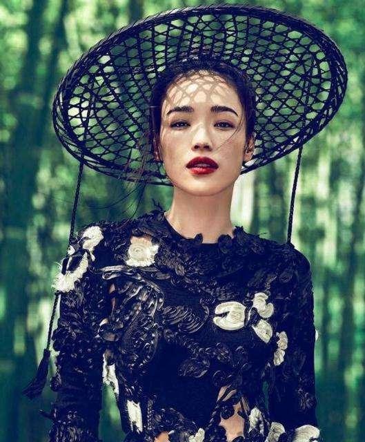 42岁舒淇身材发福，笑起来真是尴尬，网友：女助理的表情太抢镜