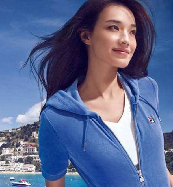 42岁舒淇身材发福，笑起来真是尴尬，网友：女助理的表情太抢镜